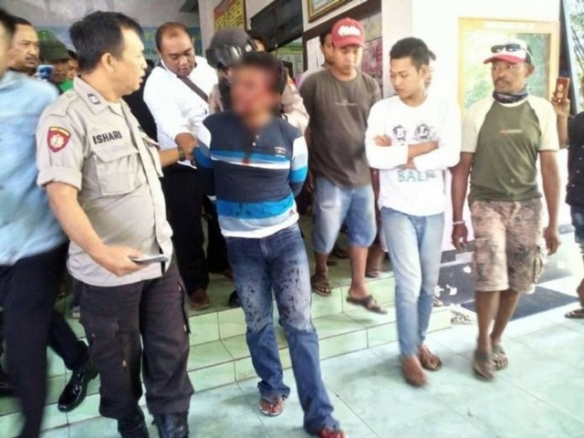 Muslih, terduga pencuri helm di parkiran tempat usaha ekspedisi di Gentong, Kota Pasuruan, saat diamankan ke Mapolsek Gasingrejo, Senin (15/7/2019). (Foto: istimewa)