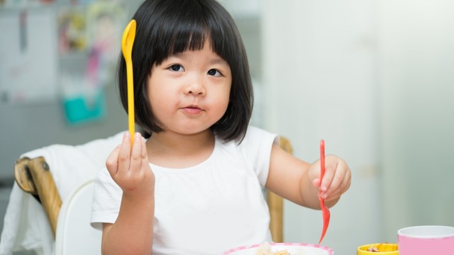Ilustrasi anak makan Foto: Shutterstock