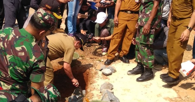 Walikota Herman HN saat melakukan peletakan batu pertama, Senin (15/7) | Foto : Rafika Restiningtias/ Lampung Geh
