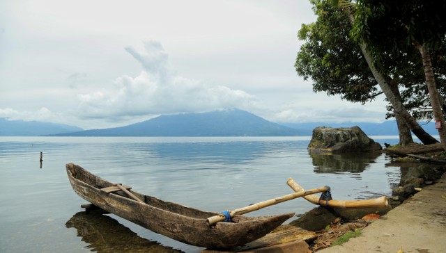 Pemandangan Danau Ranau dan Gunung Seminung dari pinggir Pulau Marisa, Senin (15/7) Foto: abp/Urban Id