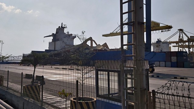 Bangkai Container Crane yang ambruk ditabrak kapal MV Soul of Luck masih berada di dermaga TPKS Pelabuhan Tanjung Emas Semarang. Foto: Afiati Tsalitsati/kumparan