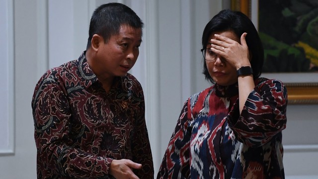 Menteri Keuangan Sri Mulyani (kanan) berbincang dengan Menteri ESDM Ignasius Jonan sebelum mengikuti rapat kabinet terbatas di Kantor Presiden Jakarta, Senin (15/7). Foto: NTARA FOTO/Wahyu Putro A