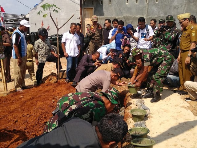 Walikota Bandar Lampung, TNI, dan Polri melakukan peletakan batu pertama  | Foto : Rafika Restiningtias/ Lampung Geh