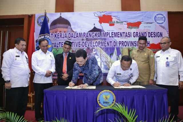 Penandatanganan perjanjian kerja sama antara BNN dengan PT. Japfa Comfeed Indonesia Tbk untuk mendukung program Grand Design Alternative Development (GDAD) di Aceh. Foto: Dok. BNN