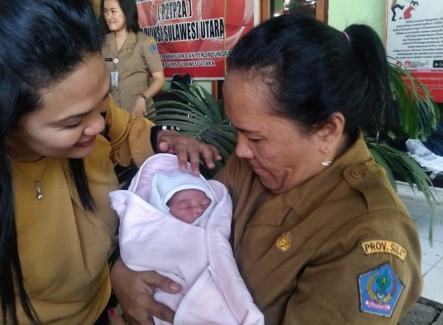 Bayi perempuan yang dilahirkan mendapatkan perawatan dari Pemerintah Provinsi Sulawesi Utara