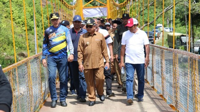 Peletakan baru pertama pembangunan Komunitas Adat Terpencil (KAT) di Desa Sikundo, Pantee Ceureumen, Aceh Barat, oleh PLT Gubernur Aceh Nova Iriansyah.