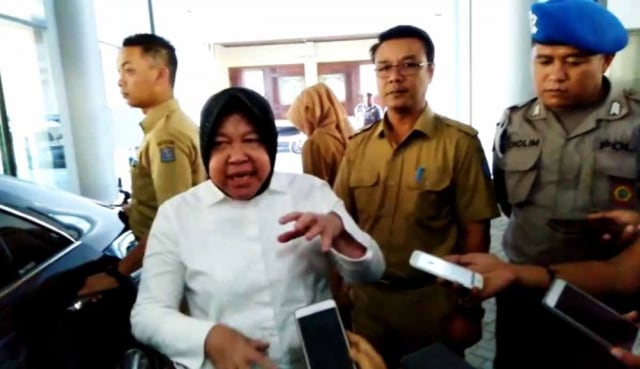 Wali Kota Risma di Mapolda Jatim saat menyerahkan tanah untuk polsek-polsek di Surabaya