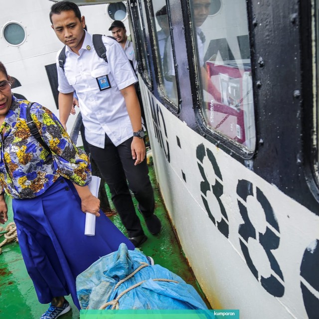 Menteri Kelautan dan Perikanan Susi Pudjiastuti (kedua kiri) meninjau kapal MV Nika di Dermaga Pengawasan Sumber Daya Kelautan dan Perikanan (PSDKP) Batam, Kepulauan Riau. Foto: ANTARA FOTO/M N Kanwa
