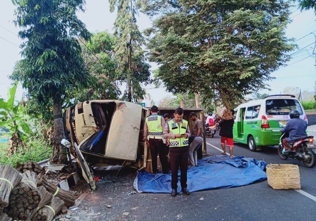 Mobil truk nopol D 8611 AN terguling setelah menabrak pohon di tepi jalan raya Cigadung, Kecamatan Cigugur, Kabupaten Kuningan, Senin (15/7). Insiden ini diduga karena sopir truk mengantuk. (Andry)