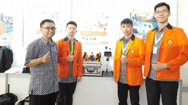 Tim mahasiswa Unika Atma Jaya dan dosennya (kiri).