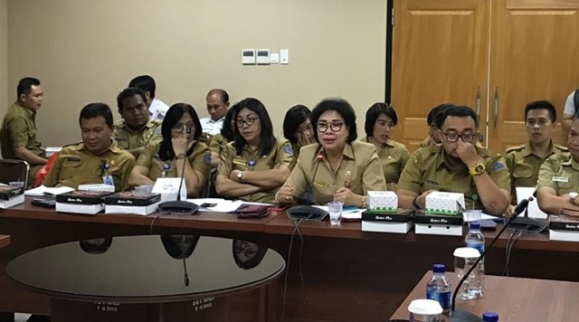 Kepala Dinas Pendidikan Daerah Provinsi Sulawesi Utara, Grace Punuh (tengah) saat menjelaskan persoalan PPDB Sistem Online yang berhasil diidentifikasi pihaknya, dalam rapat dengar pendapat dengan DPRD Provinsi