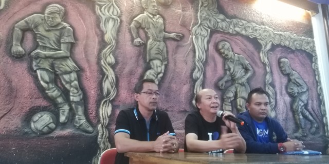 Aji Santoso (kiri) dengan CEO PSIM, Bambang Susanto (tengah), resmi menggantikan Vlado sebagai pelatih PSIM Yogyakarta, Senin (15/7/2019). Foto: atx.
