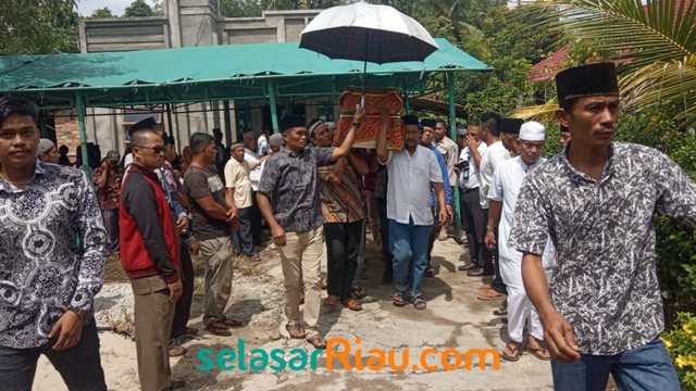 SUASANA jelang pemakaman Muhammad Sukur (20), mahasiswa Politeknik Negeri Bengkalis yang tewas terseret puluhan meter motor pebalap saat Kejurda IMI, Minggu, 15 Juli 2019. 
