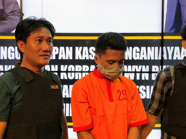 Tersangka Obby Frisman ditetapkan sebagai tersangka penganiayaan siswa SMA Taruna Indonesia (foto: Urban Id)