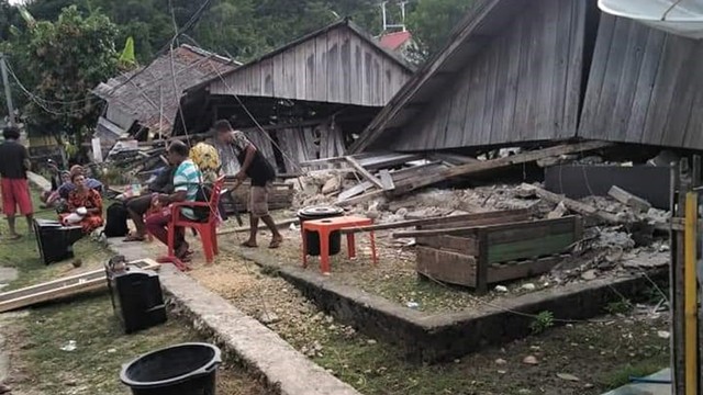 Rumah ambruk di kecamatan Joronga, Halmahera Selatan. Foto: Istimewa