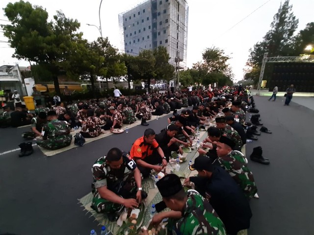 Suasana saat kegiatan makan bersama antara TNI, Polri, dan masyarakat Kota Solo di Plaza Manahan Solo beberapa waktu lalu. (Agung Santoso)