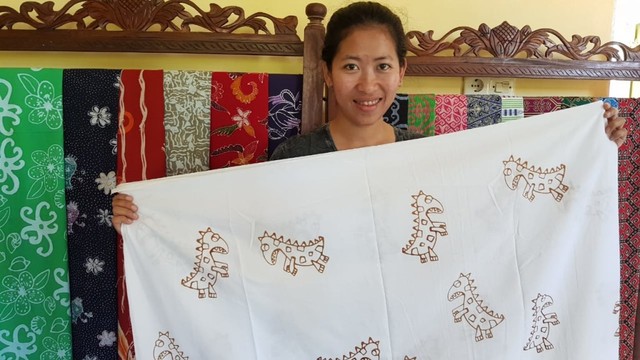 Priska Yeniriatno, pionir batik di Singkawang. Foto: Daddy Cavalero 