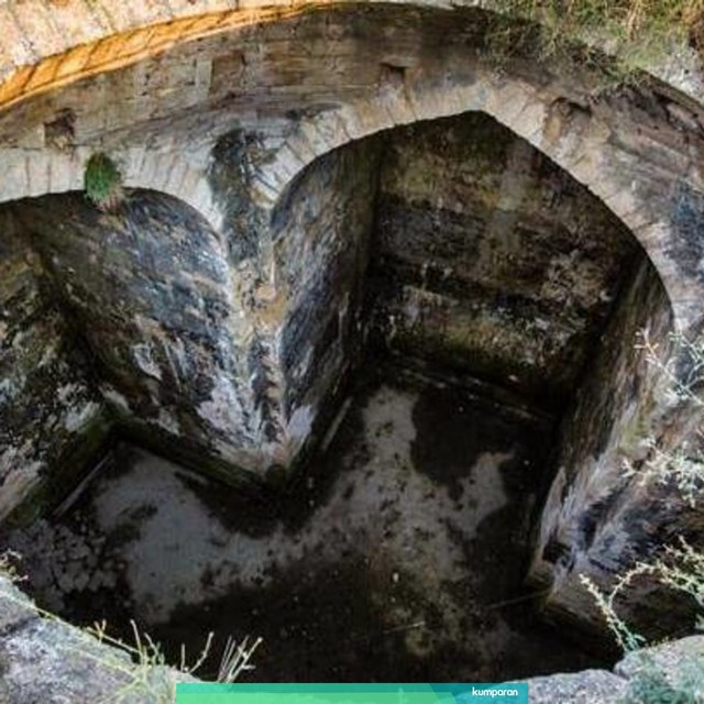 Tampak dari atas, ada sebuah bagunan di bawah benteng Naryn-Kala. Foto: NUST MISiS