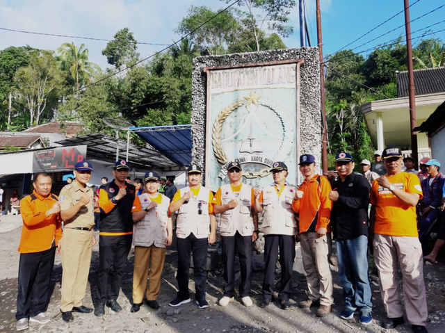  Kepala Badan Koordinasi Wilayah (Bakorwil) Pemerintahan dan Pembangunan III Prov. Jatim di Malang, Benny Sampir Wanto (empat dari kiri) saat menerima Pataka Destana Tsunami Regional Jawa Timur, Selasa (16/7).(foto dokumen).
