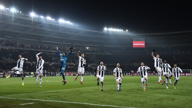 Mattia Perin (ketiga dari kiri) merayakan kemenangan Juventus atas Torino bersama rekan-rekannya. Foto: AFP/Marco Bertorello