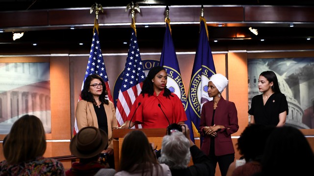 (kiri-kanan) Alexandria Ocasio-Cortez, Ayanna Pressley, Ilhan Omar, dan Rashida Tlaib 4 politikus AS yang jadi sasaran komentar rasis Trump. Foto: AFP/BRENDAN SMIALOWSKI