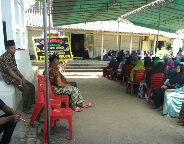 Suasana duka dikediaman almarhum Fatkur Rohman di Klaten, Jawa Tengah. (Foto: Humas Astra Agro Lestari)