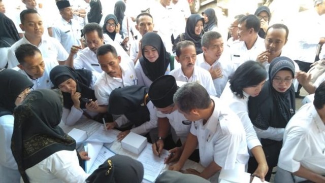 Pegawai Pemkab Pasuruan saat mengisi daftar hadir pelantikan di Pendopo Kabupaten Pasuruan beberapa waktu lalu.