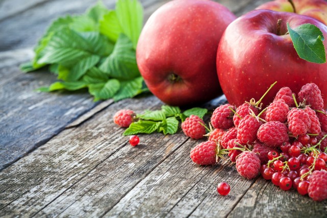 Ilustrasi apel dan raspberry Foto: dok.shutterstock