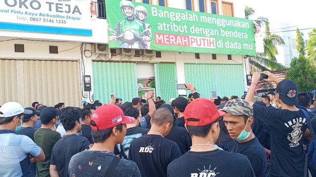 Ratusan Driver Gojek Kecewa Saat Demo Di Kantor Cabang Kalsel Kumparan Com