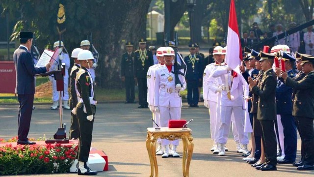Presiden Joko Widodo melantik 781 taruna TNI-Polri di halaman Istana Merdeka, Jakarta Pusat, Selasa (16/7). Foto: Dok. Agus Suparto
