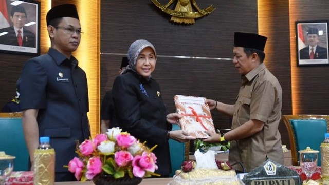 Bupati Barito Kuala Noormiliyani (tengah) dan Wabup Batola H Rahmadian Noor (kiri) saat penyampaian KUA PPAS di DPRD Batola, Senin 15 Juli 2019. Foto: Humpro Batola