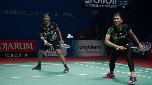 Yulfira Barkah dan Jauza Fadhila Sugiarto saat pertandingan Blibli Indonesia Open 2019 di Istora Senayan, Selasa (16/7). Foto: Irfan Adi Saputra/kumparan