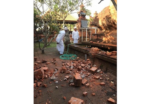Kerusakan di Pura Loka Natha, Lumintang, Denpasar, akibat gempa di Bali, Selasa (16/7) - kanalbali/IST