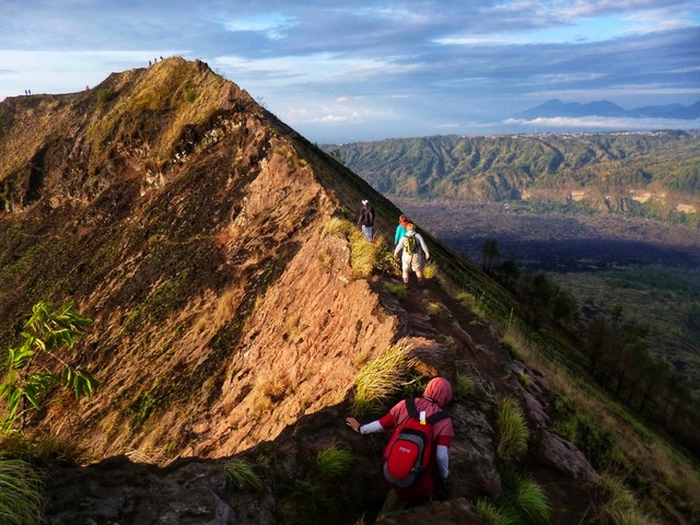Sekelompok pendaki saat menyusuri jalur leher naga, Gunung Batur. Foto: Harley Sastha.