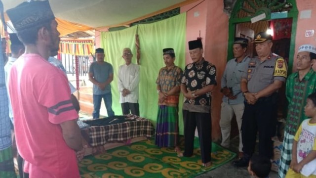 Suasana duka di kediaman almarhum Dedi Kasih di Desa Sibatang, Kecamatan Gunung Meriah, Aceh Singkil. Foto: Dok. Istimewa