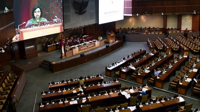 Menteri Keuangan Sri Mulyani Indrawati menyampaikan tanggapan pemerintah atas pandangan fraksi-fraksi pada Rapat Paripurna DPR di Kompleks Parlemen, Senayan, Jakarta, Selasa (16/7/2019). Foto: ANTARA FOTO/M Risyal Hidayat