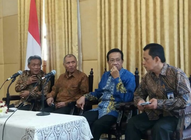 Ketua Komisi Pemberantasan Korupsi (KPK), Agus Rahardjo (kedua dari kiri); Gubernur DIY, Sri Sultan HB X (kedua dari kanan), di kompleks Kepatihan Yogyakarta, Selasa (16/7/2019). Foto: erl.