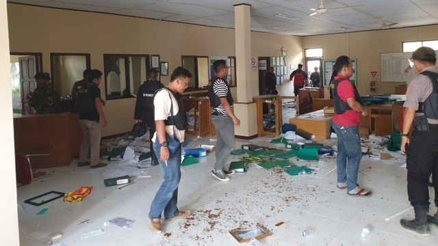 Polisi melakukan olah TPK kantor yang diserang kelompok SMB. Foto: Ist