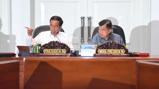 Presiden Joko Widodo (kiri) didampingi Wakil Presiden Jusuf Kalla (kanan) memimpin rapat terbatas di Kantor Presiden, Jakarta, Selasa (16/7). Foto: ANTARA FOTO/Akbar Nugroho Gumay