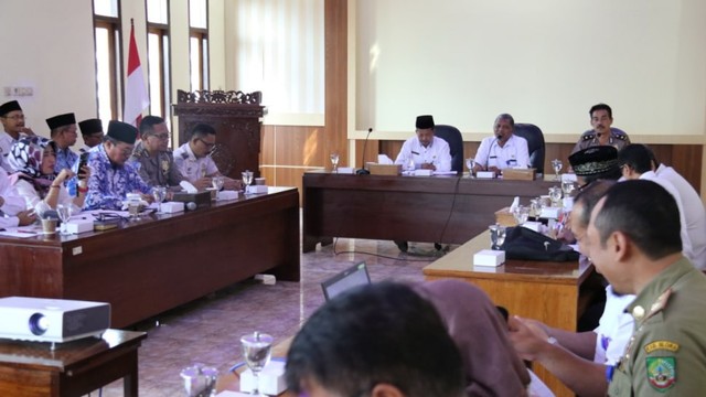 Rapat koordinasi (rakor) kesiapan pemberangkatan jamaah calon haji tahun 2019 Kabupaten Blora, di gedung Pertemuan Gedung Samin Surosentiko. Selasa (16/07/2019)