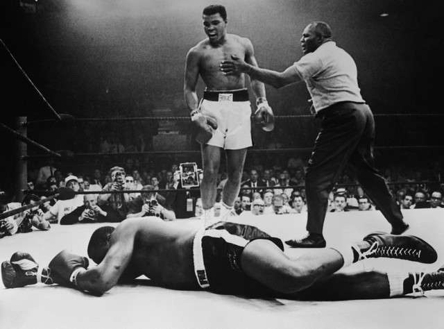 Muhammad Ali menganvaskan Sonny Liston. Foto: AFP