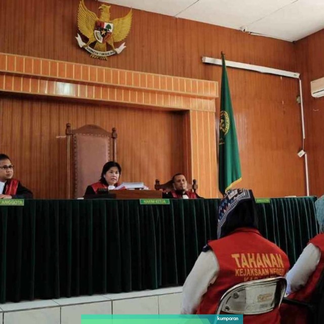 Sidang tuntutan tiga emak-emak di Karawang pada kasus kampanye hitam ke Jokowi di PN Karawang. Foto: kumparan