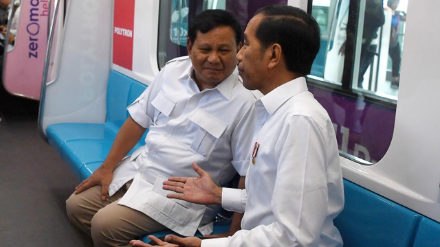 Presiden Joko Widodo (kanan) berbincang dengan Ketua Umum Partai Gerindra Prabowo Subianto di dalam gerbong kereta MRT di Jakarta, Sabtu (13/7). Foto: ANTARA FOTO/Wahyu Putro A