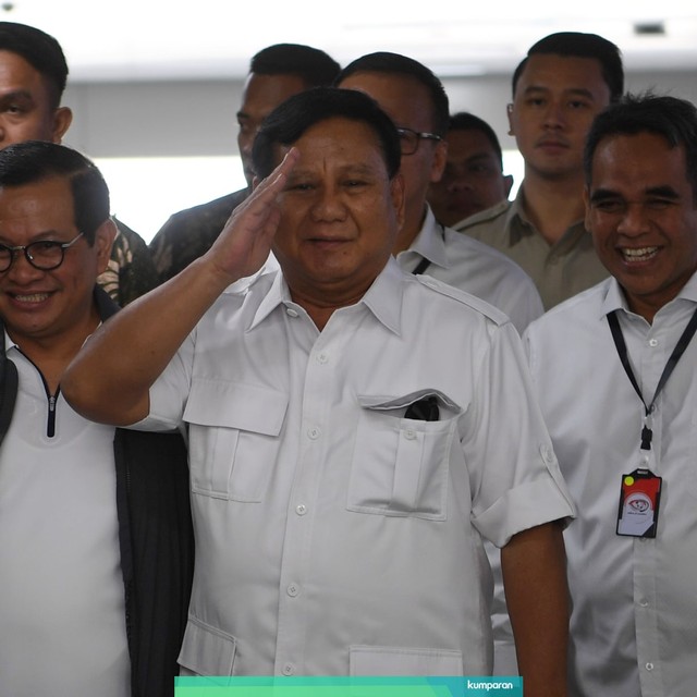 Prabowo Subianto (tengah) didampingi Sekjen Ahmad Muzani (kedua kanan) dan Sekretaris Kabinet Pramono Anung (kedua kiri) menyapa wartawan di Stasiun MRT Lebak Bulus. Foto: ANTARA FOTO/Wahyu Putro A
