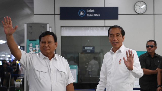 Presiden Joko Widodo (kedua kanan) dan Ketua Umum Partai Gerindra Prabowo Subianto (kiri) melambaikan tangannya saat tiba di Stasiun MRT Lebak Bulus. Foto: ANTARA FOTO/Wahyu Putro A