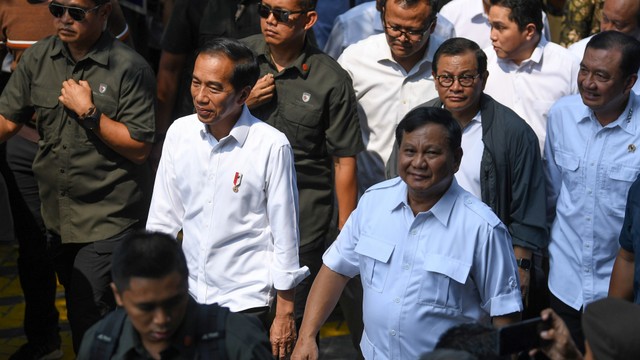 Presiden Joko Widodo (kedua kiri) dan Ketua Umum Partai Gerindra Prabowo Subianto (kanan) berjalan bersama di kawasan Senayan, Jakarta, Sabtu (13/7). Foto: ANTARA FOTO/Wahyu Putro A
