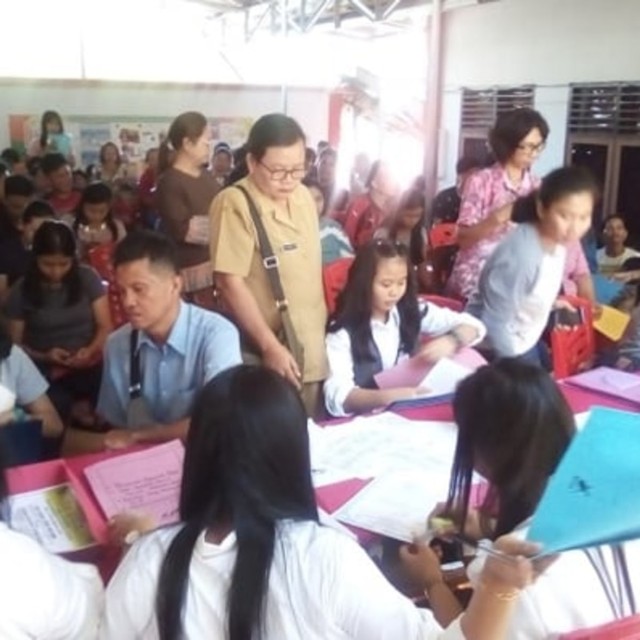 Suasana verifikasi berkas penerimaan siswa baru di salah satu sekolah yang ada di Kota Manado, Sulawesi Utara