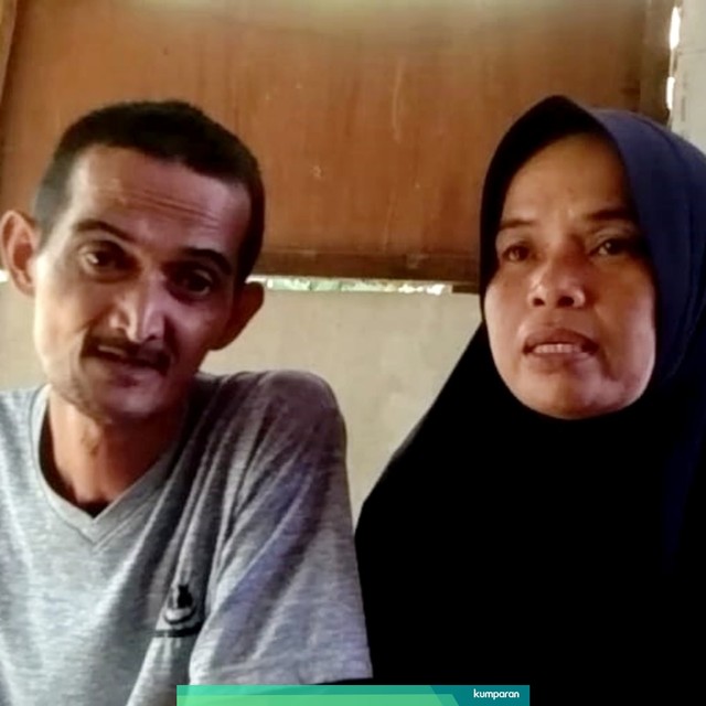 Nining Suryani (kanan) dan suaminya Ebi Suhaebi yang tinggal di toilet SDN Karyabuana 3 Pandeglang, Banten. Foto: kumparan