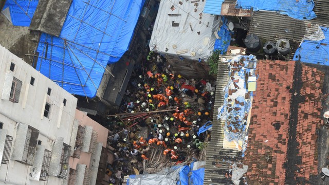 Petugas pemadam kebakaran India, petugas penyelamat mencari korban bangunan runtuh di Mumbai