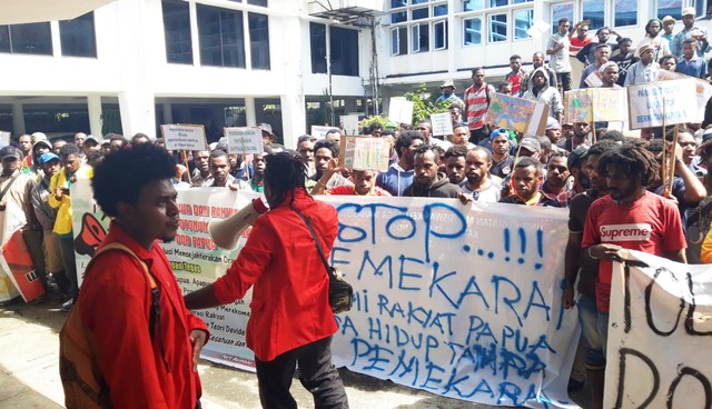 Solidaritas Mahasiswa dan Rakyat Papua, saat berunjuk rasa tolak pemekaran Papua di halaman Kantor DPRP, Kota Jayapura. (Foto Imelda)